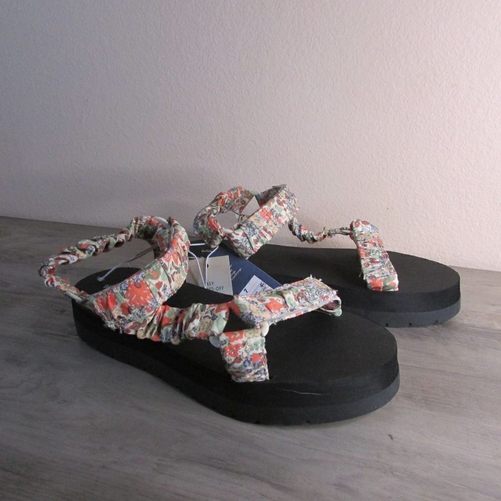 Universal Thread Women's 7 Floris Platform Sport Sandals Multi Colored